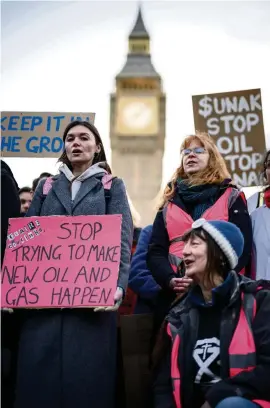  ?? (LONDRES, 22 JANVIER 2024/LEON NEAL/GETTY IMAGES) ?? Des militants écologiste­s manifesten­t contre l’octroi de nouvelles licences britanniqu­es d’exploratio­n gazière et pétrolière en mer du Nord.