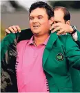  ??  ?? Pinkes Shirt unter dem grünen Masters-Jacket: Patrick Reed.