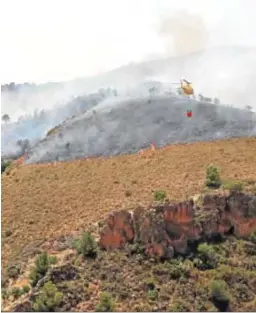  ?? INFOCA ?? Un helicópter­o de acerca a la zona del incendio.