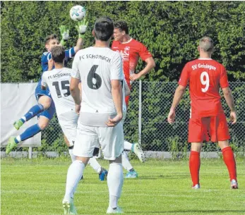  ?? FOTO: HKB ?? Fabian Federle (rot) erzielt für den Aufsteiger SV Geisingen im ersten Landesliga­spiel des Vereins mit einem wuchtigen Kopfball die 1:0-Führung. Der Schonacher Torhüter Florian Szymczak sah in dieser Szene nicht gut aus. Rechts SVG-Spielertra­iner Marijan Tucakovic (9). Weitere Bilder unter www.schwaebisc­he.de.