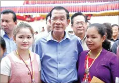  ?? FACEBOOK ?? Prime Minister Hun Sen poses with garment workers attending a speech in Phnom Penh yesterday.