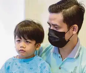  ?? (Foto Aizuddin Saad /BH) ?? Muhammad Firman Ramadhan bersama bapanya, Muhammad Fareed ketika ditemui di Hospital Gleneagles, Ampang.