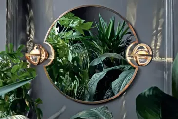  ??  ?? Es grünt so grün
Clever montierte Spiegel sorgen in begrünten Zimmern für mehr Raumtiefe. instagram.com/hiltoncart­er