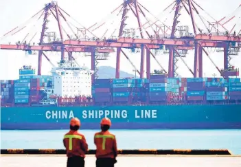  ?? FOTO: DPA ?? Trumps Zollandroh­ungen richten sich vor allem gegen China. Das Land ist mittlerwei­le Exportwelt­meister. Auch vom Hafen Qingdao gehen die Containers­chiffe in alle Welt.