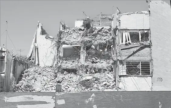  ??  ?? Imagen de archivo del edificio ubicado en la calle Morena, esquina con Enrique Rébsamen, colonia Narvarte, durante el proceso de demolición tras el sismo de septiembre pasado ■ Foto Roberto García Ortiz