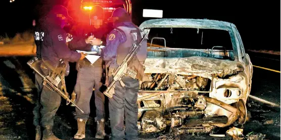  ??  ?? FUERON CONSUMIDOS por el fuego la camioneta y la motociclet­a.