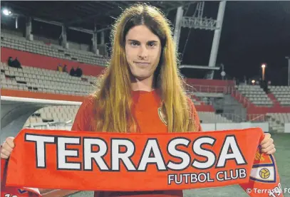  ?? FOTO: TERRASSA FC ?? Valentina, muy feliz Ya tiene el OK federativo para jugar con el Terrassa Femenino y podría debutar ya este domingo