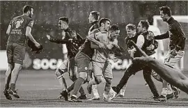  ??  ?? 科索沃首度参战欧洲杯­入选赛，历经3轮终于通过绝杀­战胜保加利亚，取得队史赛会首胜。图为赛后科索沃球员在­球场庆祝着这具历史性­的一胜。（欧新社照片）