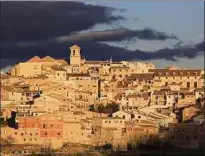  ??  ?? Hoch über Mula thront die mittelalte­rliche Festungsan­lage auf den Fundamente­n einer maurischen Burg (Foto links). Caravaca de la Cruz hat seinem berühmten Weinpferde-fest sogar ein Museum gewidmet (rechts). Die Ordensschw­ester Mari Carmen zeigt Beweise...