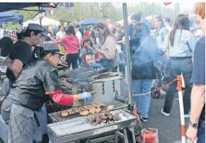  ?? ?? Der Andrang beim Thai-Street-Foodfestiv­al in Neuss war groß: Unter anderem konnten die zahlreiche­n und neugierige­n Besucher allerhand Köstlichke­iten vom Grill entdecken.