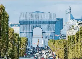  ?? CHRISTOPHE PETIT TESSON / EFE ?? L’Arc de Triomf de París empaquetat segons esbossos de Christo