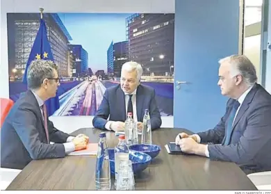  ?? PABLO GARRIGÓS / EFE ?? Félix Bolaños, Didier Reynders y Félix Pons, en una reunión a finales del pasado enero.