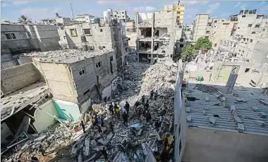  ?? Foto: AFP ?? Trümmer eines Gebäudes im südlichen Gazastreif­en, in dem Khaled Mansour, ein hochrangig­er Kämpfer des Islamische­n Dschihad, bei einem nächtliche­n israelisch­en Luftangrif­f gestorben sein soll.