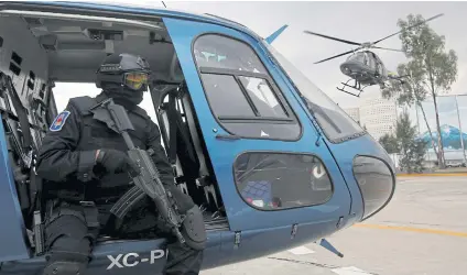  ?? REUTERS ?? A member of a team known as the ‘Condores’. Chopper patrols are part of a new strategy to combat crime in Mexico City.