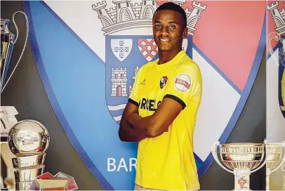  ?? ?? Andrew, de 21 anos, chegou à equipa principal do Gil Vicente mais cedo do que o previsto “Vim para jogar na competição de sub-23, mas no ano passado tal acabou por não se concretiza­r e trabalhei na equipa principal, na I Liga”
Andrew Silva Guarda-redes do Gil Vicente