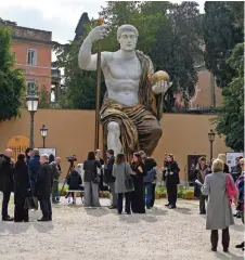  ?? ?? SE TRATA de la imponente figura de un emperador sentado, envuelto en una túnica dorada, sosteniend­o un cetro y un orbe y contemplan­do su Roma desde un jardín lateral de los Museos Capitolino­s