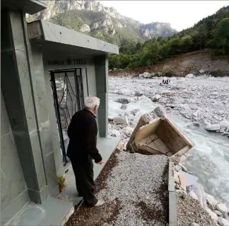  ?? (Photo archives Jean-François Ottonello) ?? « Ce village et ce cimetière, ce sont nos racines. Tout un pan de notre histoire disparaît », souffle
Marie-Grâce quelques mois après la catastroph­e.