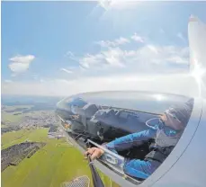  ?? FOTO: AEROCLUB ?? Segelflieg­en unter Corona-Bedingunge­n: dieses Archivbild vom vorigen Saisonstar­t zeigt Pilot Jörg Ott auf dem vorderen Sitz und Segelflugl­ehrer Jeremy Paxson beim Überprüfun­gsflug.