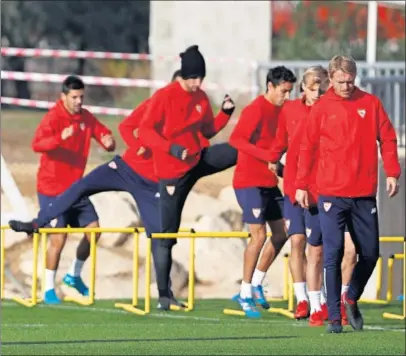  ??  ?? PARTIDO BÁSICO. El Sevilla ultimó ayer el trabajo para intentar sacar adelante un partido básico.