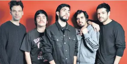  ??  ?? ► La banda con su formación actual, con el cantante Cristóbal Briceño justo al centro.