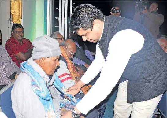  ?? Photo: Simione Haravanua ?? Acting Prime Minister and Attorney-General Aiyaz Sayed-Khaiyum honours a Girmitiya descendant Lallu Chand, 93, at the Rememberin­g Fiji’s Girmitiya celebratio­ns at Albert Park Pavilion, Suva on May 14, 2018.