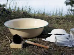  ?? FOTO: HEIDI FURU ?? ■ Skölj inte disk i vattendrag och välj produkter med nordiska svanen- märket för att minska kemikalieb­e- lastningen.