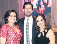  ??  ?? Nicole Casanova con Raúl y Morela Agüero