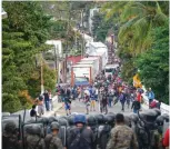  ?? — AFP ?? Security forces block migrants who arrived in caravan from Honduras on their way to the United States, in Vado Hondo, Guatemala, on Monday.