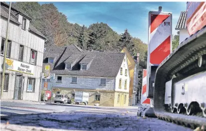  ?? RP-FOTO: STEPHAN KÖHLEN ?? Die ersten Arbeiten an der B7 in Hahnenfurt­h haben bereits begonnen. Die Straße wird neu asphaltier­t. Der Berufsverk­ehr ist von der Sperrung besonders betroffen.