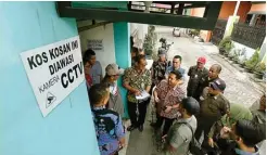  ?? GUSLAN GUMILANG/JAWA POS ?? OPERASI YUSTISI: Pegawai Kecamatan Benowo mengecek kelayakan kos-kosan.