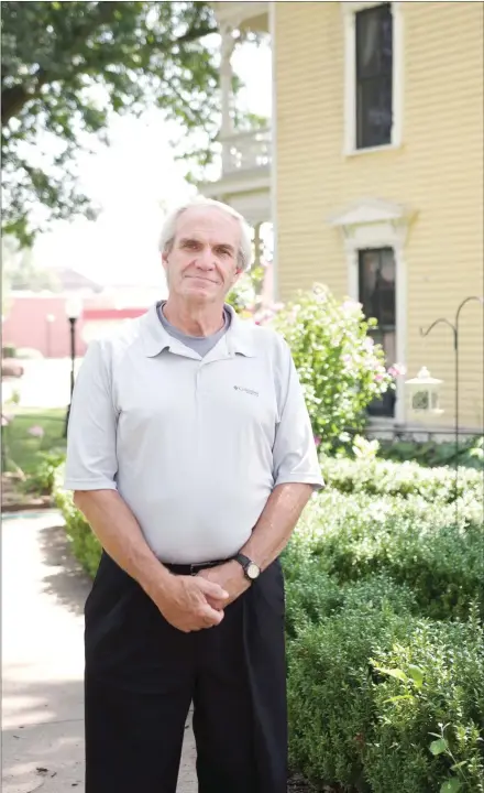  ?? MATT JOHNSON/CONTRIBUTI­NG PHOTOGRAPH­ER ?? Photograph­er Lynn Reinbolt stands outside of The Black House in Searcy. Reinbolt recently donated 67 photos to Unity Health in Searcy to use as wall art. Reinbolt said Unity Health is one of the community’s flagship institutio­ns.