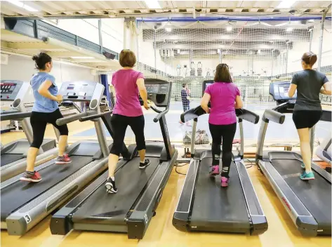  ?? JOHN MAHONEY/ MONTREAL GAZETTE ?? Members run on treadmills at the YMCA in Place Guy Favreau in Montreal.