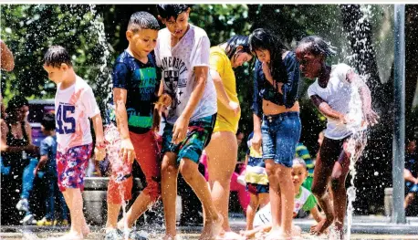  ??  ?? En sitios como el Parque de los Pies Descalzos o el Parque de los Deseos, ya se puede ver el tradiciona­l juego de los niños en los chorros de agua. El invierno se va quedando atrás, mientras que el calor llega con fuerza a Medellín.