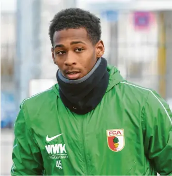  ?? Foto: Ulrich Wagner ?? Reece Oxford kam, sah und spielte. Der junge Engländer ist in der Innenverte­idigung schon gesetzt.