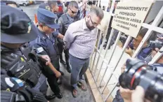  ??  ?? El ex gobernador de Veracruz Javier Duarte ha manifestad­o no tener vínculo con las 22 empresas fantasma con las que se desviaron recursos del estado.