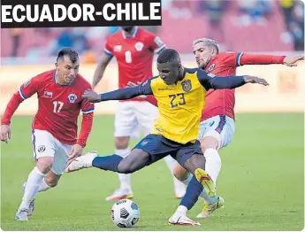  ??  ?? MEDEL NO PUEDE Y VIDAL MIRA DESDE LEJOS. LOS DE EXPERIENCI­A NO PUEDEN ENCARRILAR A CHILE.