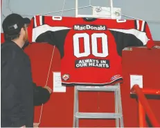  ?? [FAISAL ALI / THE OBSERVER] ?? A sweater commeratin­g the life of longtime Applejacks volunteer Paul MacDonald, who passed away Aug. 31 at the age of 62, was hoisted to the rafters at Saturday’s game.