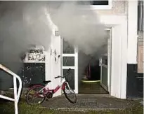  ??  ?? Die Qualmwolke­n drangen bereits aus der Haustür. Der Brand war im Keller ausgebroch­en.