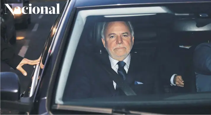  ?? FOTO: REINALDO UBILLA ?? ►► Cerca de las 18.00, el general en retiro Eduardo Gordon dejó las dependenci­as de la Fiscalía Nacional.