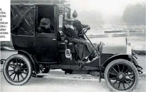  ??  ?? 1908 Mme Decourcell­e, 1re femme taxi de Paris, au volant de sa De DionBouton. Un journal de l’époque fait d’elle une « chauffeuse cochère »– des mots qui qualifient aussi pour l’un une chaise, pour l’autre une porte…