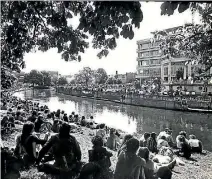  ??  ?? About 4500 people line the Avon River bank in October 1978 to hear five local groups perform in the Edmonds band rotunda, far right.