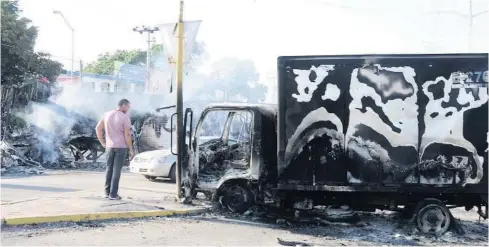  ?? FOTO: EL DEBATE ?? > Autos quemados durante los enfrentami­entos del 17 de octubre del 2019.