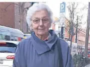  ??  ?? Johanna Goffin (87) hat früher in Rath gewohnt und kommt jetzt noch zum Einkaufen in die Westfalens­traße.