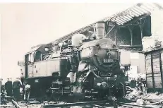  ??  ?? Dampflokom­otiven bekamen am Bahnhof Mettmann Wasser und Kohle. Dann ging es weiter.