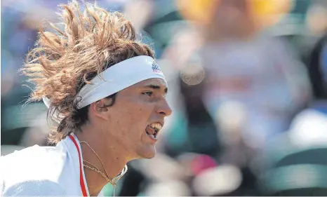  ?? FOTO: AFP ?? Nein, Alexander Zverev stehen die Haare nicht zu Berge während seines Auftaktspi­els in Wimbledon. Der Dreisatzsi­eg über den Australier James Duckworth hat den Dritten der Tennis-Weltrangli­ste nur in Maßen gefordert; 7:5, 6:2, 6:0 gewann Zverev in exakt...