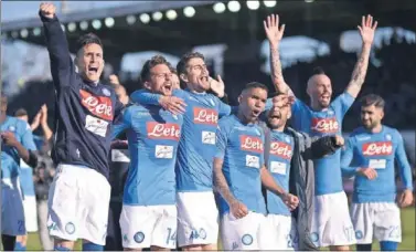  ??  ?? LA CELEBRACIÓ­N. Los jugadores del Nápoles festejan su victoria contra el Atalanta.