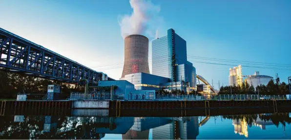  ?? Foto: Guido Kirchner, dpa ?? Das modernste Kraftwerk Deutschlan­ds ist ein Kohlekraft­werk: Vor zwei Wochen erst ging Datteln 4 ans Netz – dem Kohleausst­ieg zum Trotz.