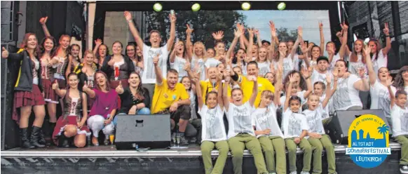  ?? FOTOS: GISELA SGIER ?? Beste Laune herrscht bei den Akteuren der Leutkirche­r Showbühne bei der Mega-Dance-Night des Leutkirche­r Altstadtso­mmerfestiv­als 2017.