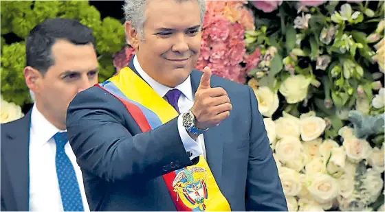  ?? AFP ?? El nuevo Presidente de Colombia, Iván Duque Márquez, saluda a los asistentes al acto de su posesión, ayer en la Plaza de Bolívar, en Bogotá.