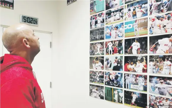  ?? Antolin.maldonado@gfrmedia.com ?? El boricua Alex Cora observa la pared de su oficina en el Fenway Park en la que coloca las instantáne­as de cada nuevo triunfo del equipo en el 2018.